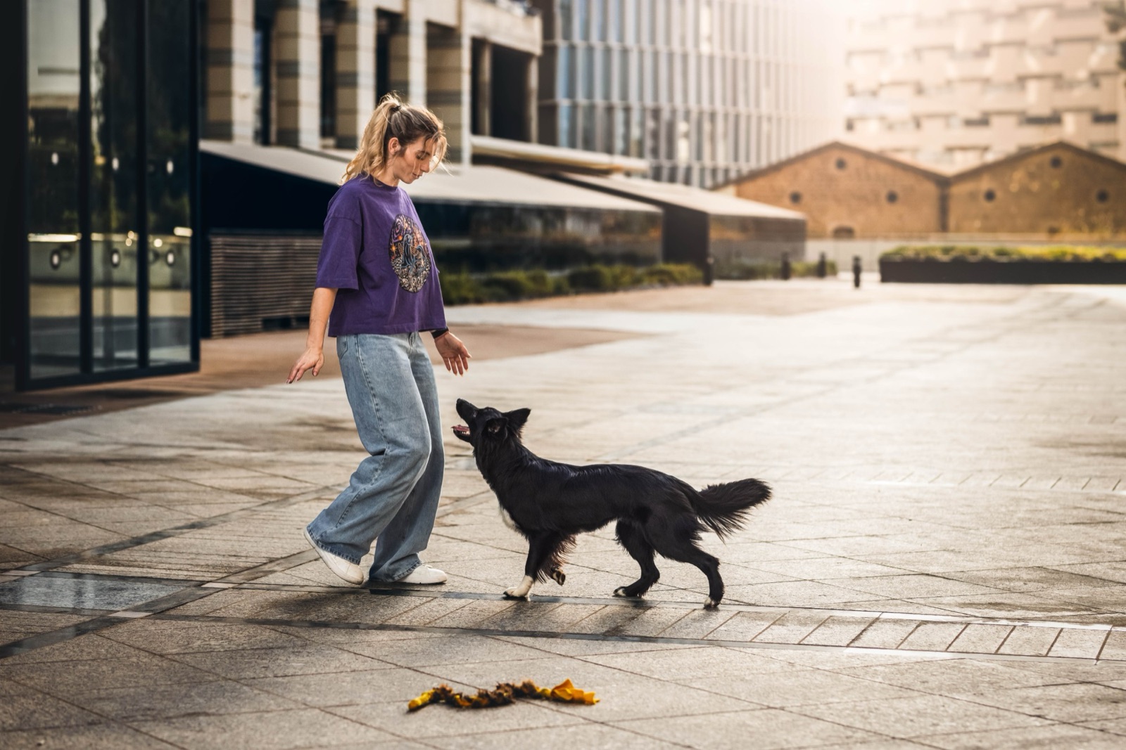 Roni and Serafina playing together in a city square
